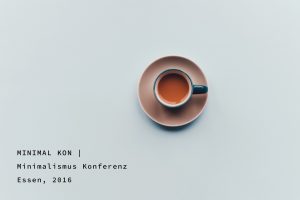 Foto mit Kaffeetasse und Text: Minimal-Kon, Minimalismus-Konferenz Essen, 2016